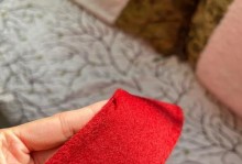 黑衣服发绿怎么治疗？（有效消除黑衣服上的绿色污渍的方法）